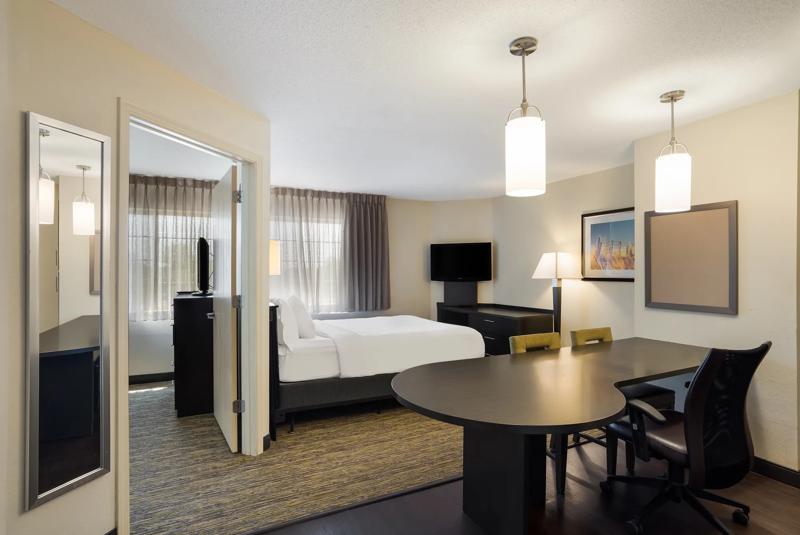 SIM_Brand_GuestRooms_Two Queens_Room - 0BE795A9-E78C-4086-BB74AA9C461F5BE4