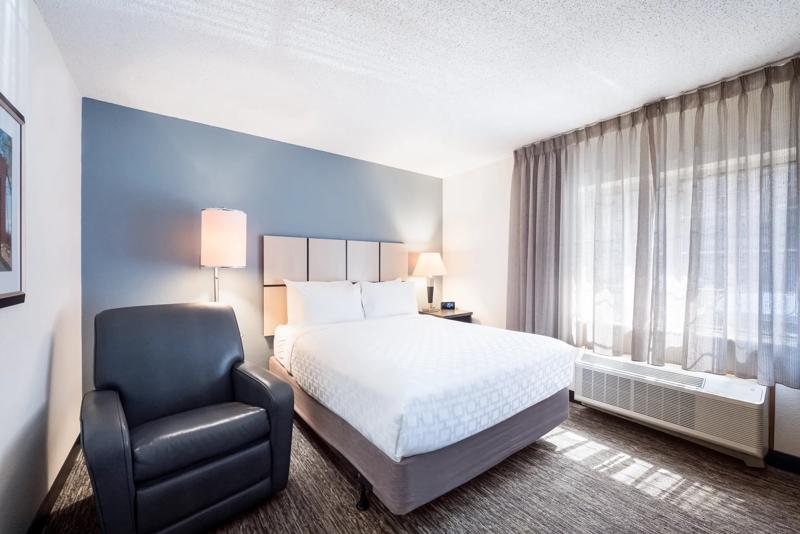 SIM_HoustonCityCentre_GuestRooms_Suite_Bedroom - 0C0A0915-F85D-4FBF-8A7873FD883C04BC