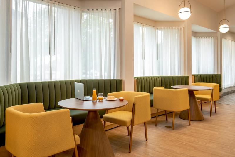 SEL_BostonFoxborough_Lobby_TheCommons_Banquettes - 0C225DE8-D8B1-459A-96A40C821E073AE3