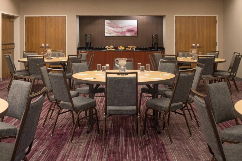 SEL_SeattleBellevueRedmond_Meetings_RaineerRoom_BanquetSetup - 0C72DCD2-AFE0-432E-ABB8C2C006179AF5