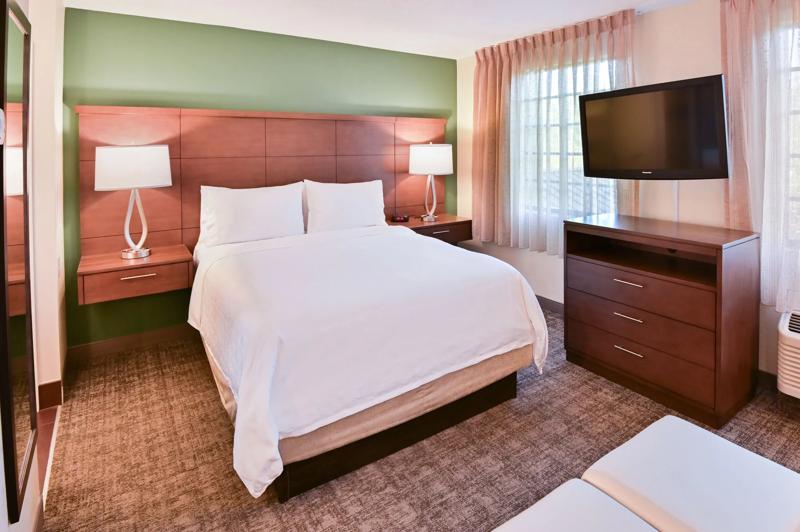 SES_FortLauderdalePlantation_GuestRoom_13 - 0CAF9CFC-69A8-4D32-B12C7E07DB45FC3A