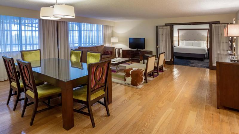 SHR_Houston-IAH-Airport_TX9967_Guestroom-Presidential-Parlor_2 - 0F9D6376-E905-4625-ADF7DEF590592CA8