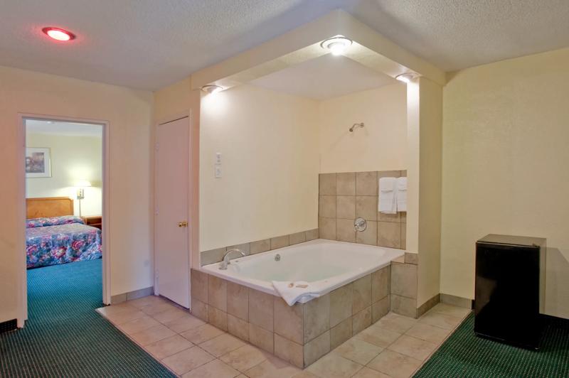 ABVI_SavannahGA_GuestRooms_Jacuzzi Suite_Jacuzzi.jpg - 0FAC4DEC-022B-4B9A-BA67BBCE16E3C1E8