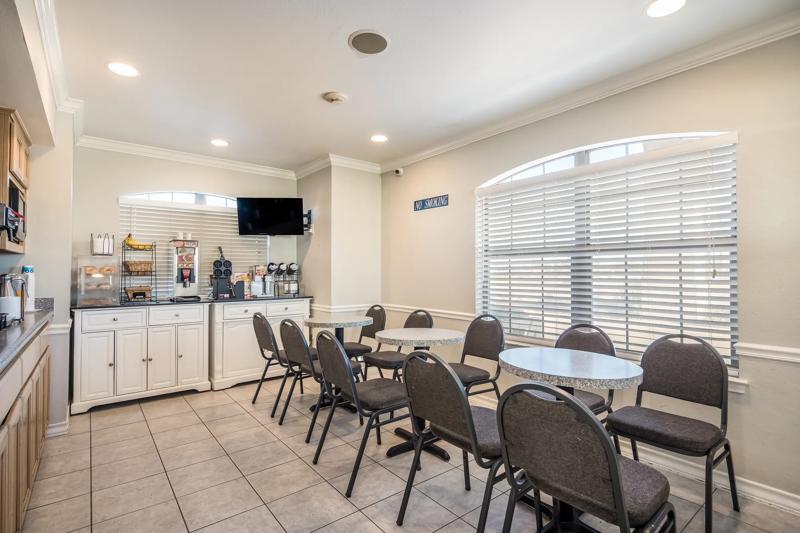 ABVI_NewBraunfelsSanAntonio_TX2257_Breakfast_Area_1 - 10863B05-29D2-4545-AE5B5E3D49ED06FE