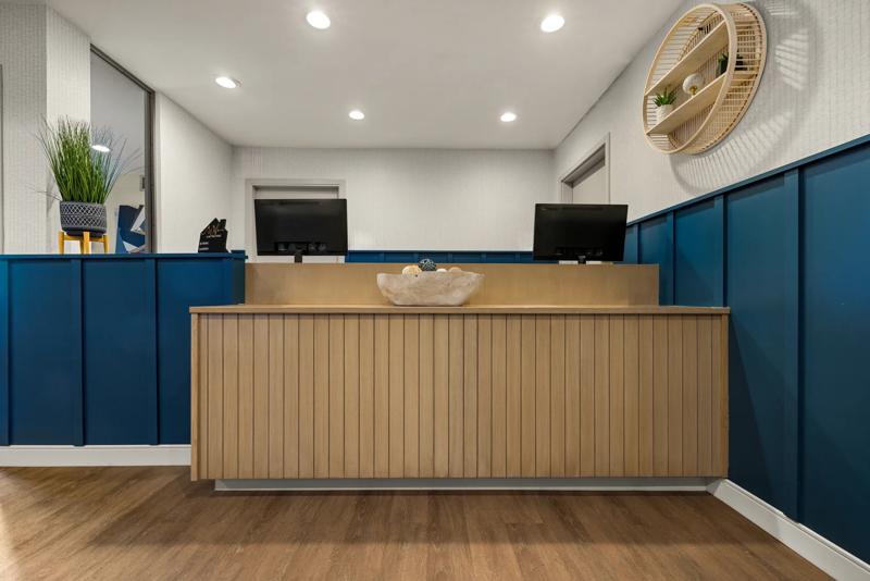 SIM_IrvineEastFoothill_Lobby_Front Desk - 10DF9525-5746-423E-B78B74895F003C36