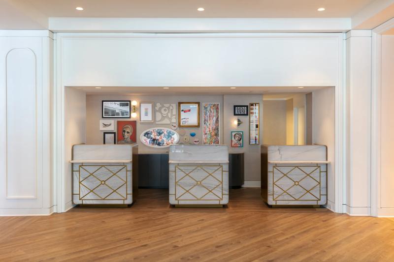 TRS_ChicagoDowntown_Lobby_Front Desk - 10E2A18F-8D2D-43E8-838E6C9B7BB4E291