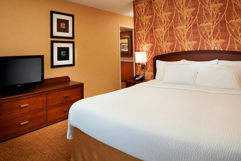 SEL_DetroitNovi_GuestRoom_Suite_Bedroom - 10F1A18E-34C0-453E-820F2A2CCFB68132