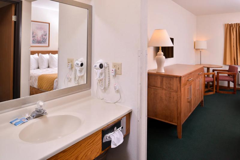 ABVI_MissouriValleyIA_GuestRooms_Two Doubles_Vanity - 1107A110-4BF9-4B32-BEA238FDA80EA9CB