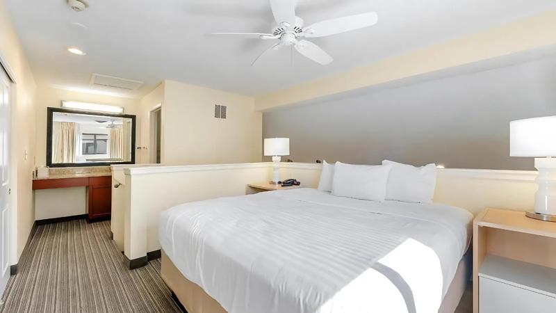 SES_CincinnatiSharonvilleWest_two_bedroom_suite_King_bed - 11474F7F-1523-43EC-BB00BA75C23E2989