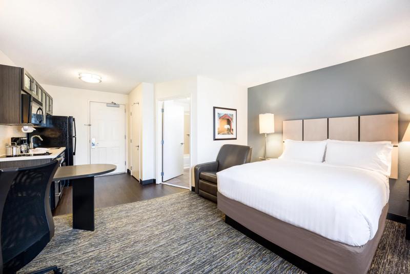 SIM_ColumbusAirportGahanna_GuestRooms_Studio_Bed - 116E2139-AD76-44D8-B9450E9EC61B3F3D