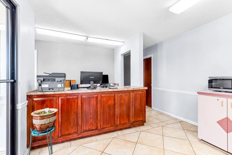 ABVI_AthensTN_Lobby_Front Desk - 11FEF1DC-3445-42FE-A6D8D221F876A926