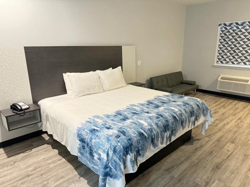 ABVI_HaltomCity_TX5419_King Suite Room (2) - 121F65BF-FA48-44A0-89F1EC0BC1A91D2E