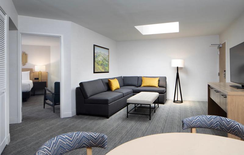 SHR_SiliconValley_GuestRoom_Heritage_OneBedroomKingSuite_LivingRoom_1 - 122B0F14-3209-457D-8FD4E1CE62BB26A0