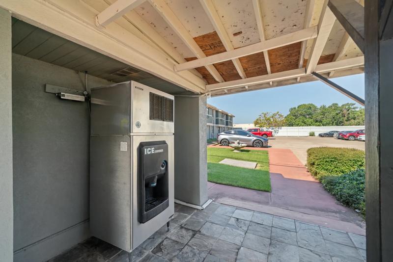 ABVI_BrenhamTX_Amenities_Ice Machine - 12BA16F8-7DB2-417B-A2C1F4C4D939EBD6