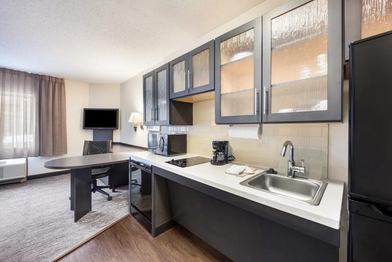 SIM_HoustonNASAClearLake_GuestRooms_Kitchen - 133031E1-E8F9-43E7-8100ACB2399B6D05