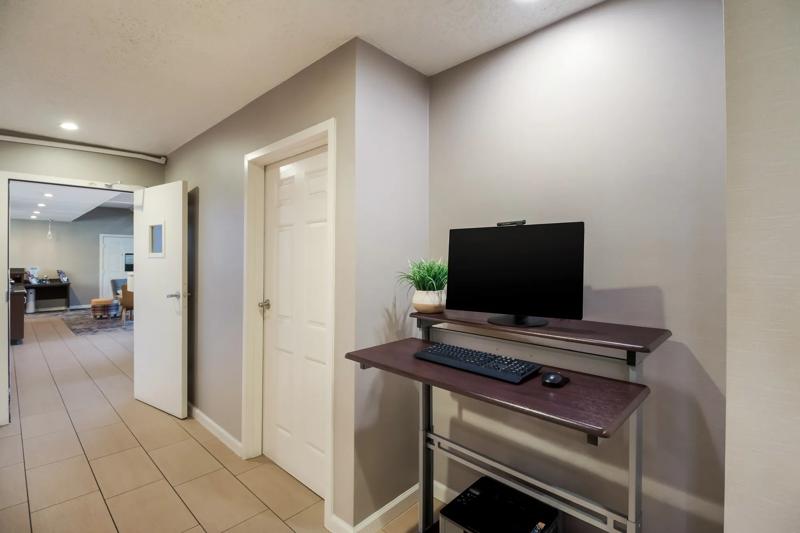 SES_HuntingtonBeachFV_Amenity_BusinessCenter - 1396CE02-2B93-45B0-AD17F5121B6D4859