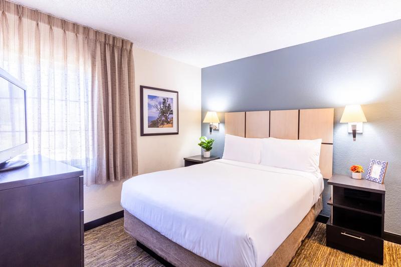 SIM_OrangeCountyAirport_GuestRooms_Suite_Bed - 13E0BBF1-5238-4D74-BBBD09358AC03063
