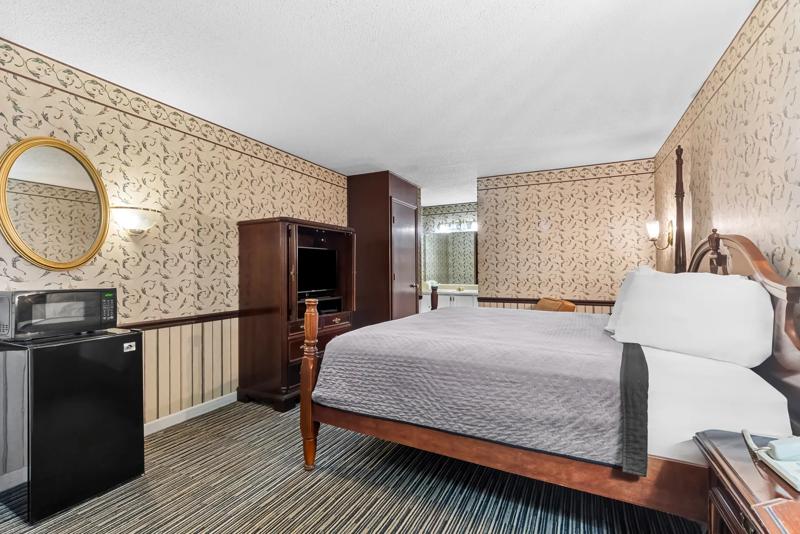 ABVI_AthensTN_GuestRooms_King_Room_Angled - 13F50B17-0988-4330-A53A27FCB1AB9E39