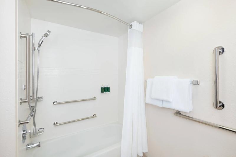 SES_AtlantaAlpharettaWindward_GuestRoom_10 - 1460CCE4-A992-4DEA-877CD1C2BDCF4A02