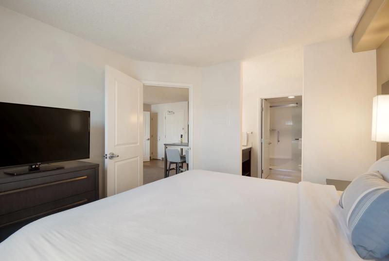 SES_Reno_GuestRoom_TwoBedroomSuite_MainBedroom - 149C1536-EAEF-4214-86156DA952E1CEBB