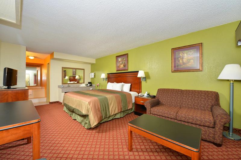 ABVI_BrookhavenMS_GuestRooms_King Suite_Room - 1552F9F7-0B85-4880-ABAA312D0D35C2BE