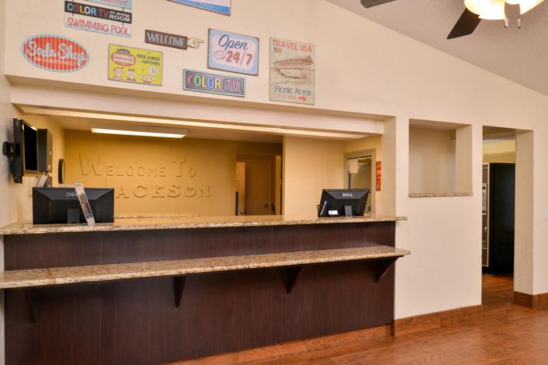 ABVI_JacksonMI_Lobby_Front Desk - 159AA7A0-5BB0-4500-98B8919E1C43727D