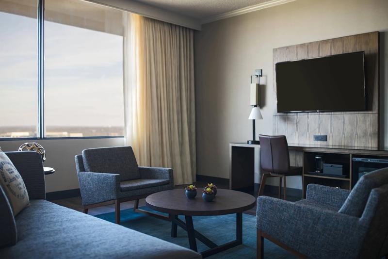 SHR_NashvilleAirport_GuestRoom_JuniorSuite_WorkDesk - 16BA159F-242F-4DEA-8592158BEB36A4F8