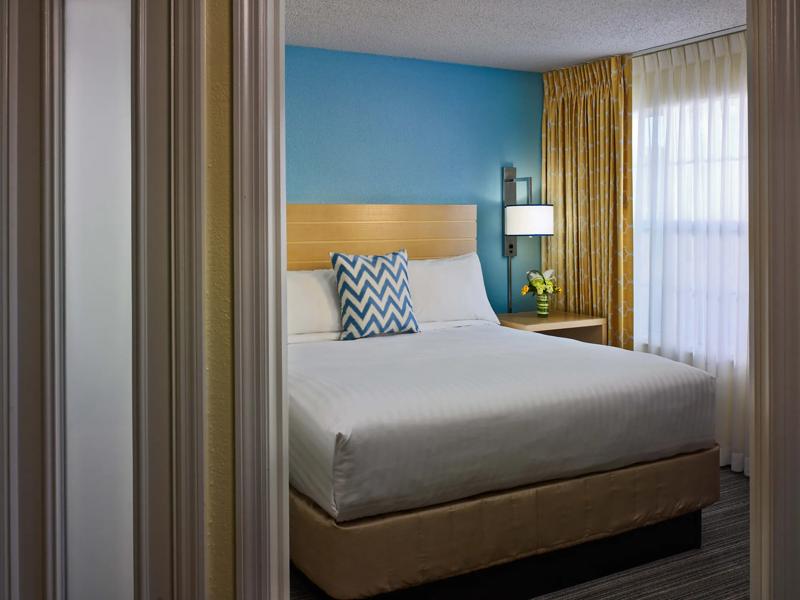 SES_CincinnatiSharonvilleEast_Suite_KingBed-3 - 17091157-8DE6-4ED5-B12EBAF30CFBD45D
