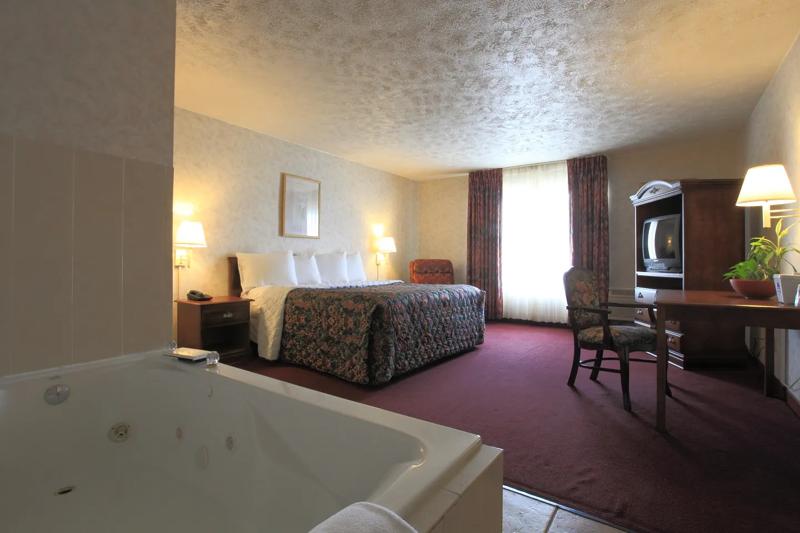 ABVI_AustinburgOH_GuestRooms_King with Jacuzzi Suite_Room - 1744E555-140A-4E2F-80DC95AC8C8FA4AD