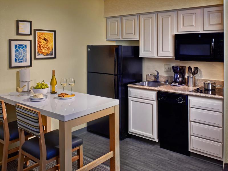 SES_CincinnatiSharonvilleEast_Suite_OneBedroom-Kitchen - 17B69EC1-135B-4B03-9A29272A5AAF2BE7