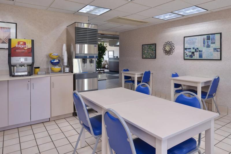 ABVI_MaryvilleMO_Dining_Breakfast Area_Tables - 17FF862C-C16A-4D08-BEE8B53295A4C26D