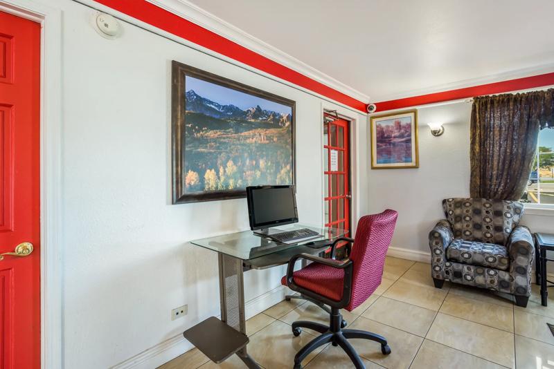 ABVI_DenverCO_Amenities_Business Center - 1828F6F0-3FC7-45ED-A935E9CB6A693BBB