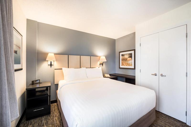 SIM_IrvineSpectrum_GuestRooms_Suite_Bedroom - 189FDBA2-B0B5-4EDE-A5C98D1984A38982
