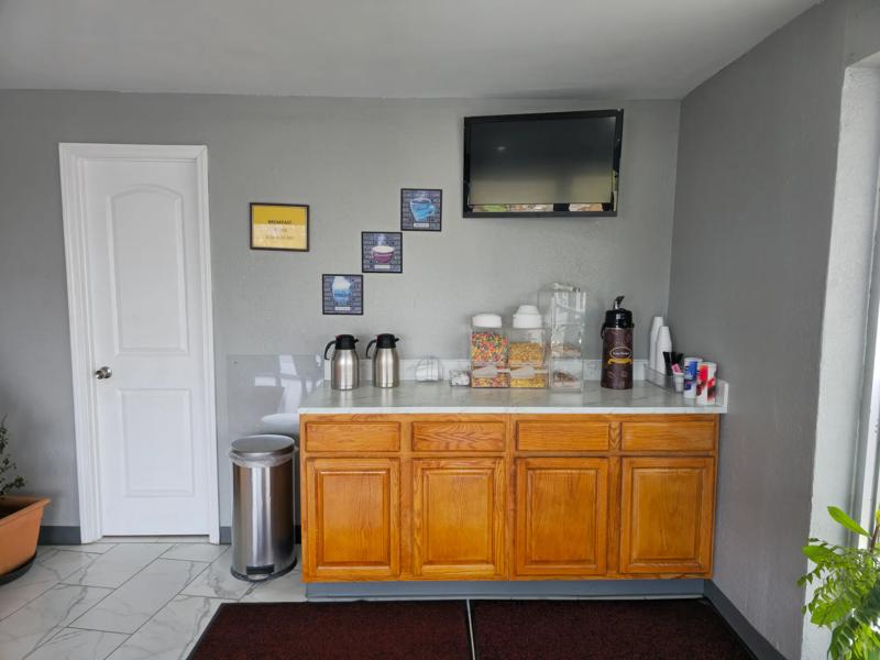 ABVI_ElizabethtownKY_Dining_Breakfast Area - 18C5DC6F-65B7-426D-9FAC2D8F114F415E