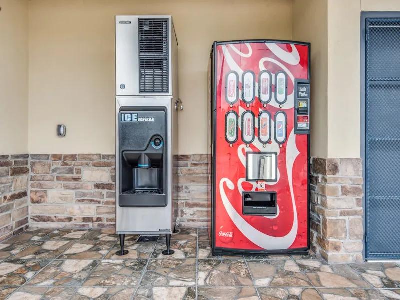 ABVI_HoustonHwy6TX_Amenities_Vending - 199A7997-7229-41EE-BF1092B52D4546B3