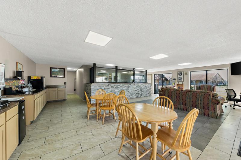 ABVI_BonhamTX_Dining_Breakfast Area_Tables - 1A06A71A-8494-4561-BB2F1BBC59E5252E