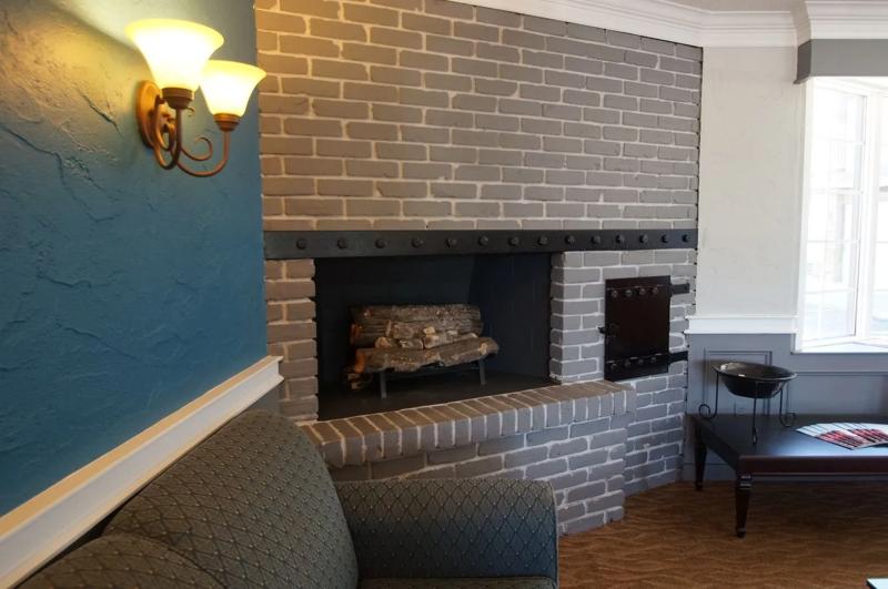 CBVI_StCatharines_ON0010_LobbyFireplace - 1A12E24C-EFF6-4AD5-9F7DB950984284D2