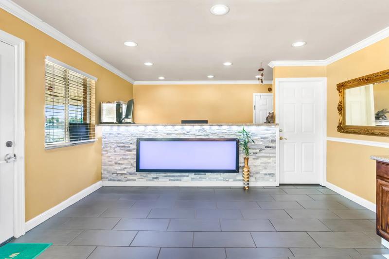 ABVI_SiloamSpringsAR_Lobby_Front Desk - 1A4AE422-167A-43AA-A99B9CEC18E56EC8