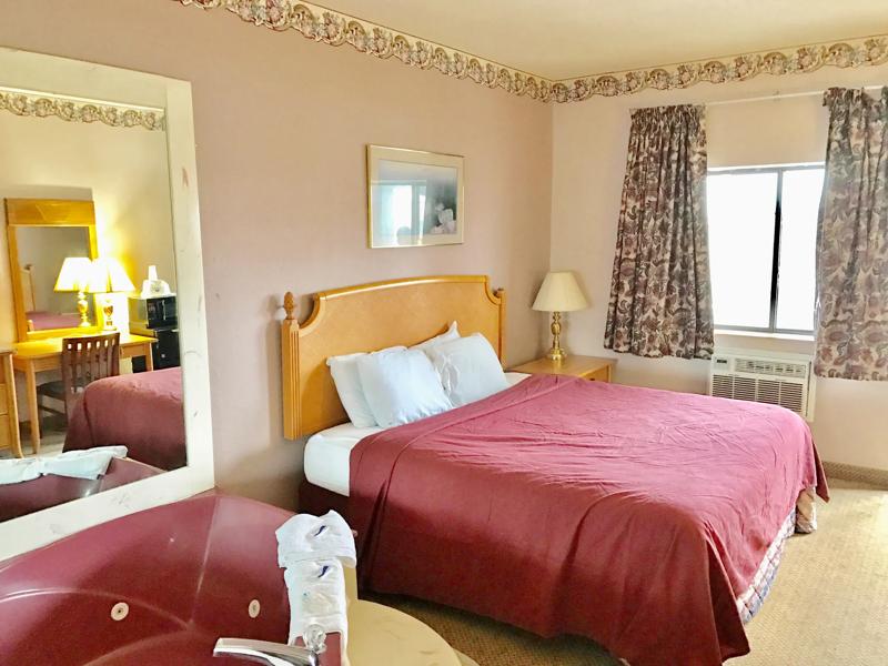 ABVI_LivoniaDetriotMI_GuestRooms_Deluxe Queen with Jacuzzi_Room - 1A6CBB2B-2E15-48A0-82D8624412E57679