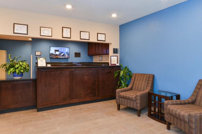 ABVI_StClairsvilleWheelingOH_Lobby_Front Desk - 1AABC701-158A-43D7-AD872AF84AB71ED2