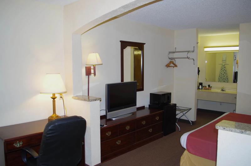 ABVI_MalvernAR_GuestRooms_King Suite_Room Amenities - 1ADC51C5-99B7-4502-A6F3C759CEECA3EB