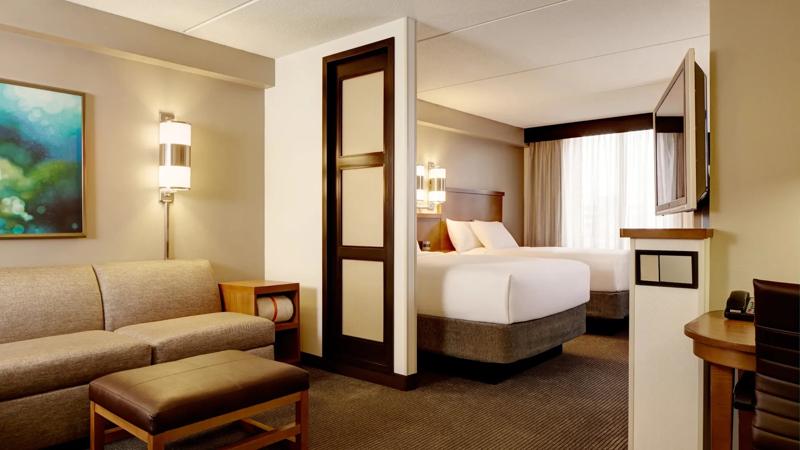 SEL_AustinNorth_GuestRooms_TwoQueens_Living Space - 1B0EDBAF-3E54-4099-856B809D720D5C15