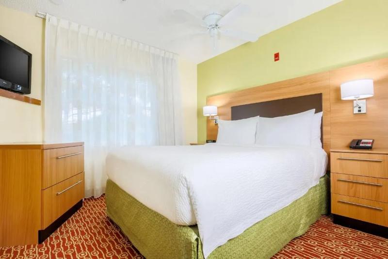 SIM_Brookhollow_GuestRooms_Studio Queen_Bed - 1B6C6473-32C9-4BBE-BF520FAAF4103A2D