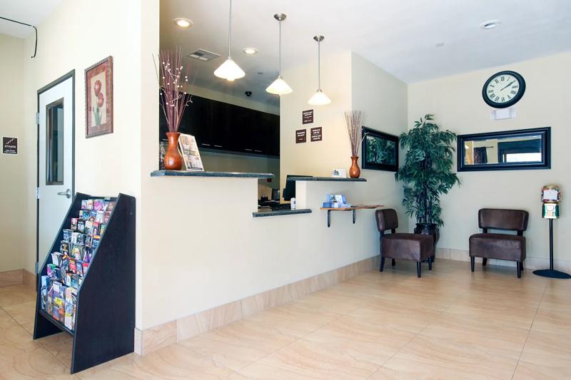 ABVI_SulphurLA_Lobby_Front Desk - 1BB19AB0-B2C1-49FB-A562E1A437F6C3A9