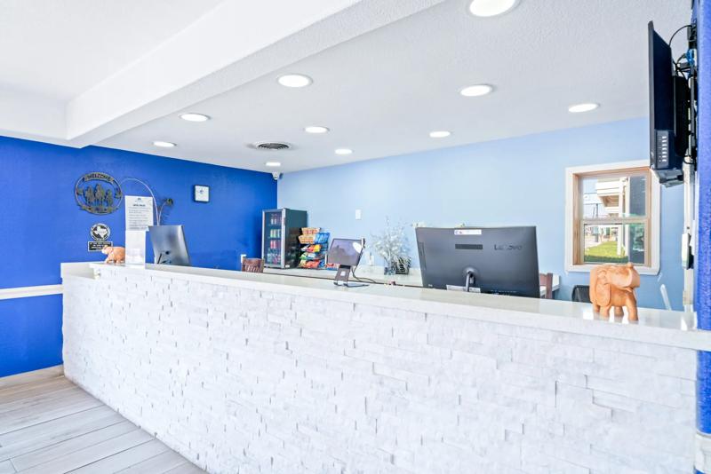ABVI_BrenhamTX_Lobby_Front Desk - 1BC21368-5EA5-4176-B5E3EEF463E1BA5F