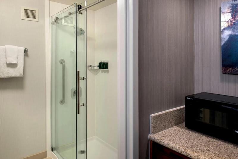 SEL_BostonMilford_GuestRooms_Bathroom - 1BE2D9A3-560B-441C-99CECAB0D64A7168