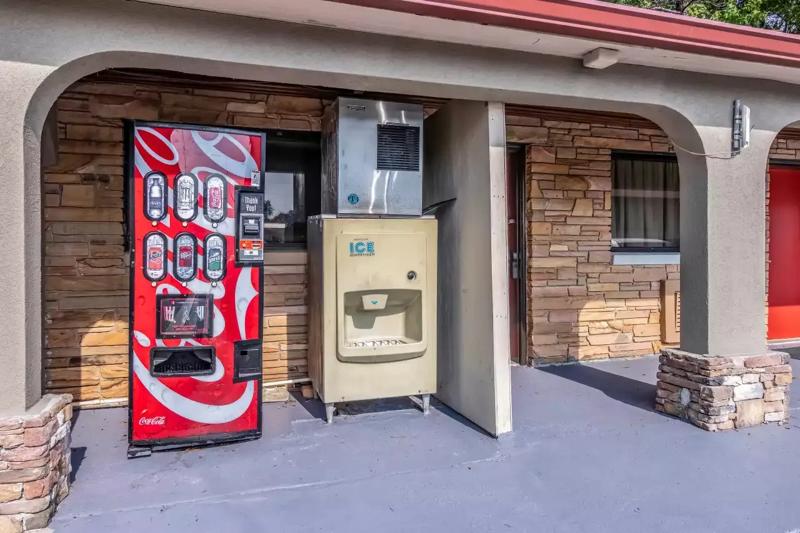 ABVI_OpelikaAL_Amenities_Vending and Ice Machine_Outdoor - 1BF99DC8-4638-499B-ADB45B0520D96F97