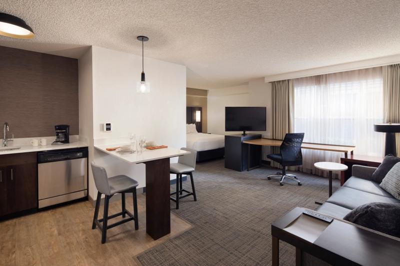 SES_Fresno_GuestRoom_StudioSuiteQueen - 1C3C2D16-5DC8-4128-9ACBA55A52F19EA4