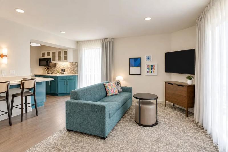 SES_SanJoseAirport_Guestroom_LivingRoom