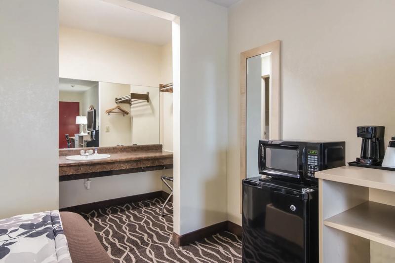 ABVI_AllianceOH_GuestRooms_Two Doubles_Vanity - 1D912BBB-6423-4F83-9AB6C1C958D76FCF